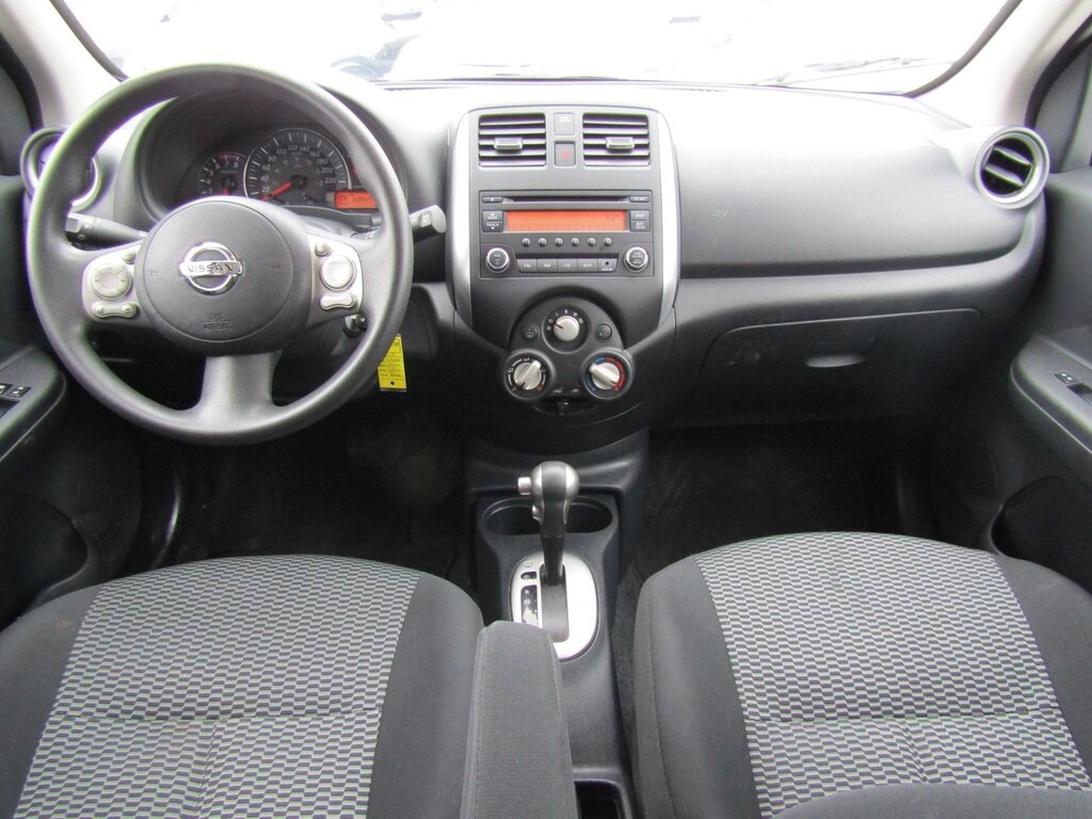 Interiören i nya Nissan Micra 2025 med digital instrumentpanel.